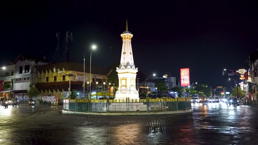 Latar Belakang Tugu Yogyakarta di Malam Hari